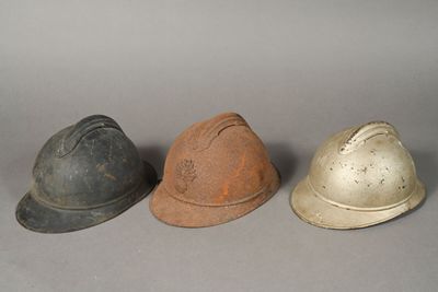 FRANCE. Casques ADRIAN 1915, un complet mais rouillé, 2 coqu…