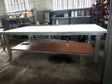 une table blanche avec un plateau en bois dans une pièce