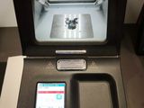une machine posée sur une table