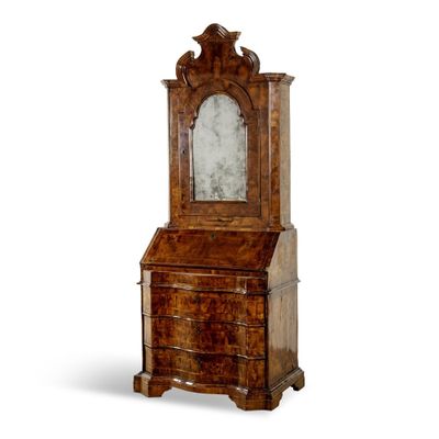 une image représentant une petite armoire en bois surmontée d'un miroir