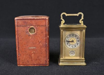 deux horloges miniatures posées l'une à côté de l'autre sur une table