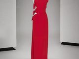 une photo d'une robe rouge posée sur un présentoir à mannequin dans une pièce