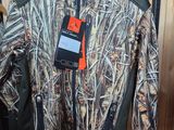 La veste est suspendue au portant dans la pièce.