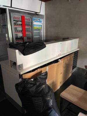 une personne assise à une table sur laquelle se trouve un sac