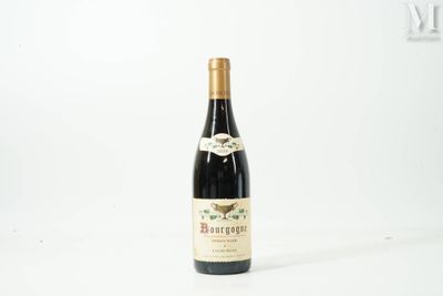 une bouteille de vin posée sur une table