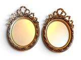 une paire de miroirs à cadre doré sur fond blanc