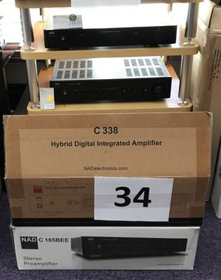 de nombreux appareils électroniques exposés dans un magasin