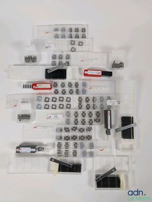 un gros plan sur un ensemble d'outils posés sur une surface blanche