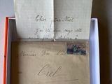 une boîte ouverte contenant un bout de papier, posée sur une table