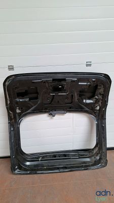 la portière avant d'une voiture, ouverte dans un garage