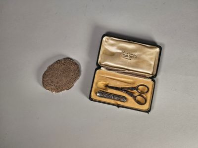 Lot en argent comprenant un poudrier ciselé de fleurs et feuillage, un