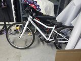 un vélo garé dans un garage