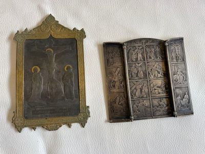 deux petites plaques métalliques sur une surface blanche