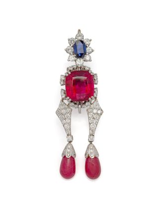une paire de boucles d'oreilles en rubis et diamants