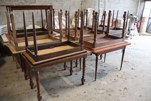 Lot de 17 tables certaines plateaux rapportés dont 2 sans plateau...