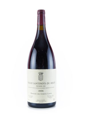 la bouteille de vin rouge est posée sur une surface blanche