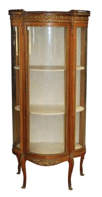 une photo d'une vitrine en bois avec des portes vitrées