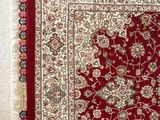 tapis à bordure rouge et motif floral sur fond blanc
