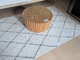 un cupcake posé sur un tapis blanc, par terre