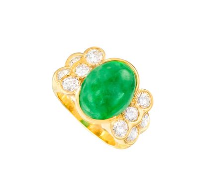 une bague en émeraude et diamant