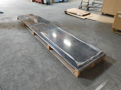 une grande plaque de verre posée sur une palette dans un entrepôt