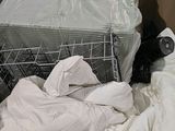 un chat assis dans une boîte remplie d'objets