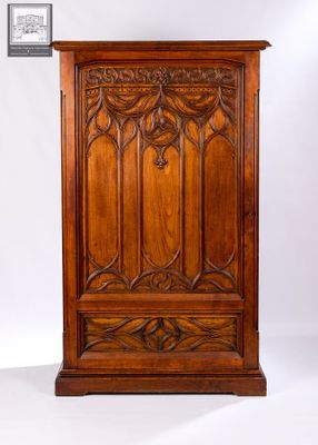 une photo d'un meuble en bois orné de sculptures sur le dessus