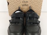 les chaussures en cuir noir de Clark, avec des sangles et des semelles en velcro