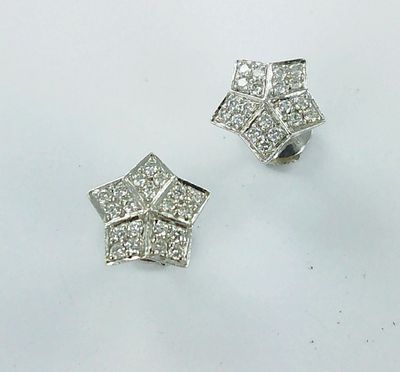 une paire de boucles d'oreilles en diamant sur fond blanc