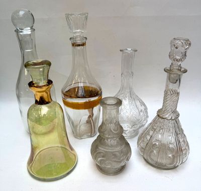 un grand nombre de vases en verre posés sur une table