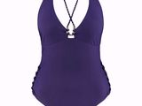 une femme en maillot de bain violet, avec une chaîne autour du cou