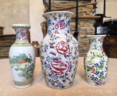 trois vases posés sur une table