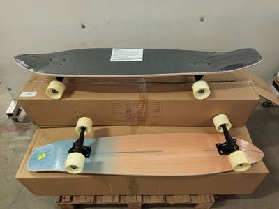 trois skateboards empilés les uns sur les autres sur une palette