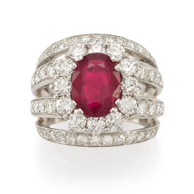 une bague en rubis et diamants