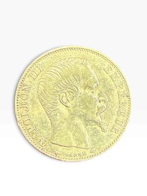 gros plan d'une pièce de monnaie sur une surface blanche avec un fond blanc