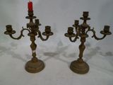 paire de candélabres anciens en laiton avec bougeoirs rouges