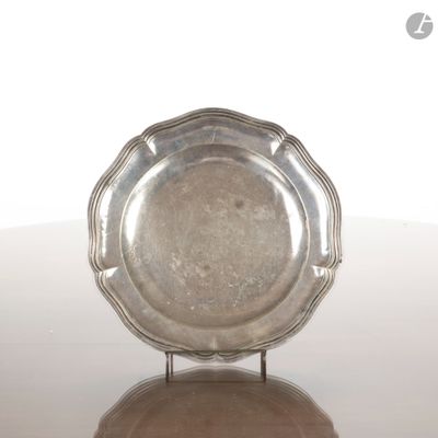 un plateau en argent posé sur une table