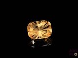 un diamant jaune sur fond noir