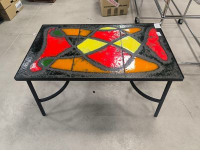 une table ornée d'un motif coloré dans un magasin