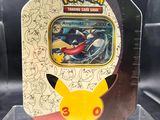 un gros plan sur un jeu de cartes à collectionner Pokémon dans une vitrine