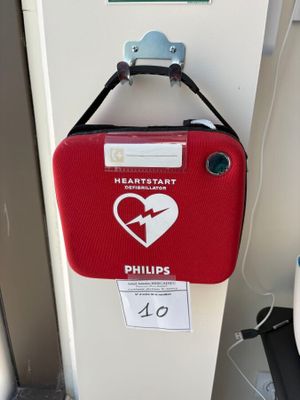 un sac rouge orné d'un cœur, accroché au mur