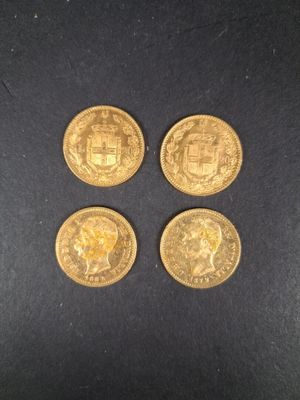 quatre pièces d'or sur un fond noir
