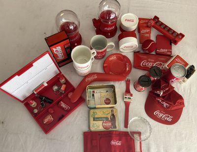 COCA-COLA. Ensemble d'objets publicitaires en plastique, com…