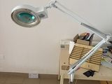 une lampe posée sur une table dans une pièce