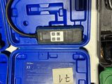 une mallette bleue contenant une radio, posée sur une table