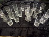 beaucoup de verres posés sur une table recouverte d'une nappe noire