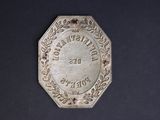 a silver medal with the words des morts on it
