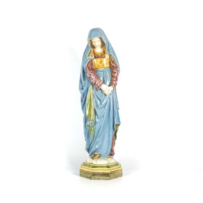 figurine représentant une femme portant un voile sur la tête