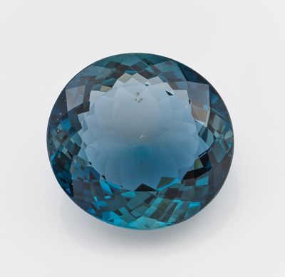 des topazes bleues sur fond blanc
