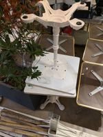 17 tables bistrot carrées à plateau en mélaminé laqué blanc … (photo 2)